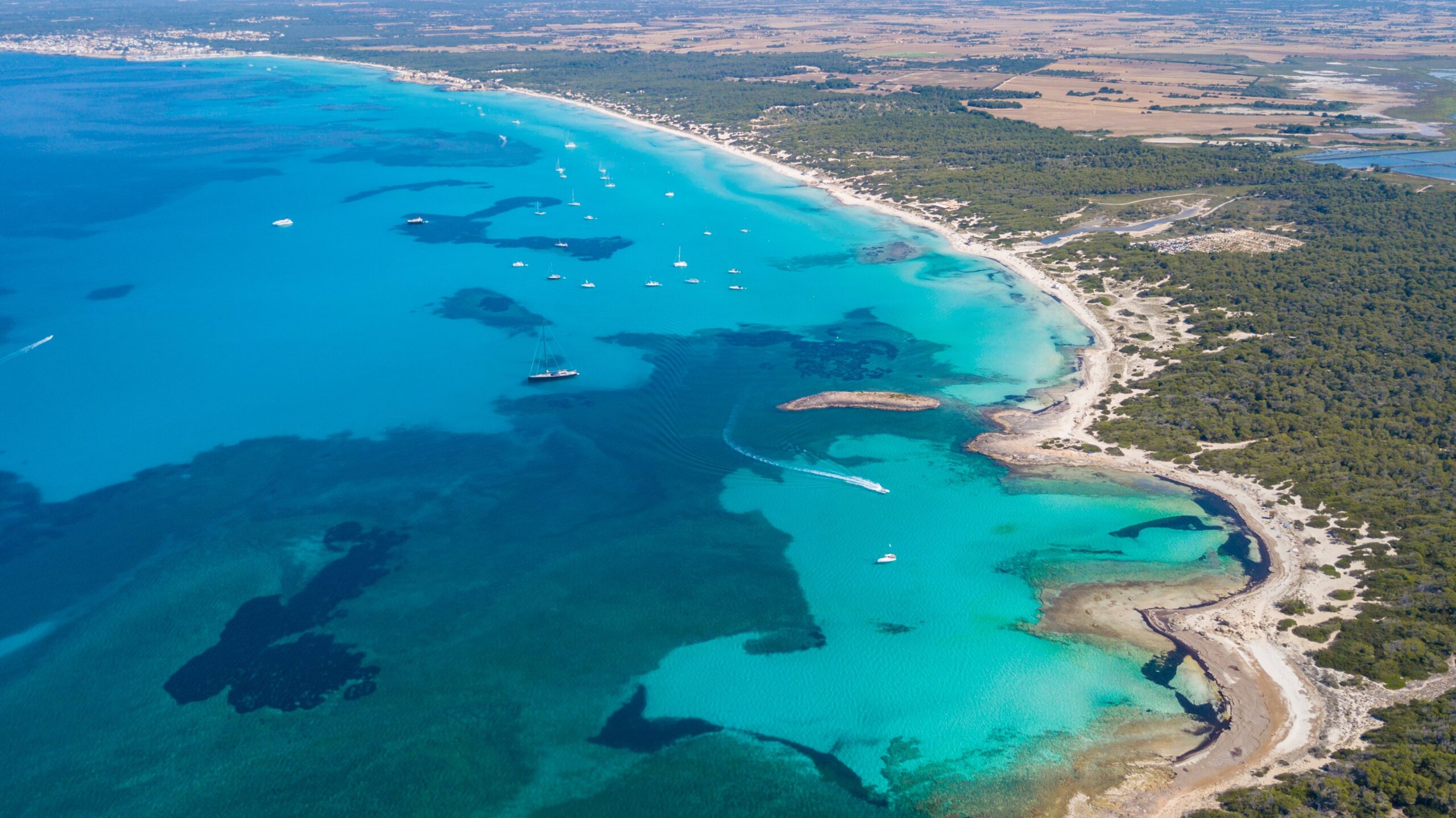 Es Trenc fra luften, turkist vand langs en lang hvid strand