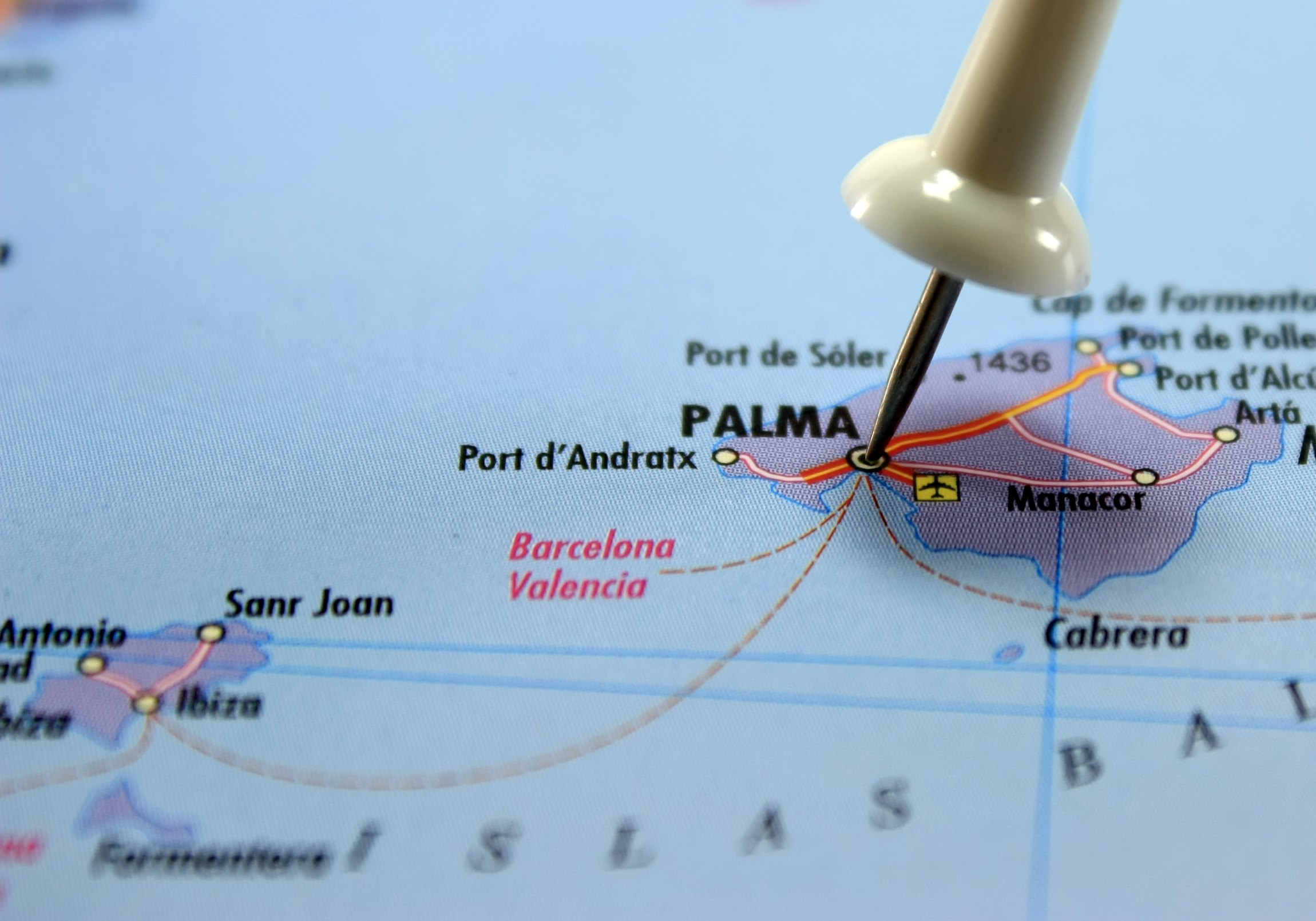 En nål i Palma på kortet over Mallorca med ruter ud til Barcelona og Valencia